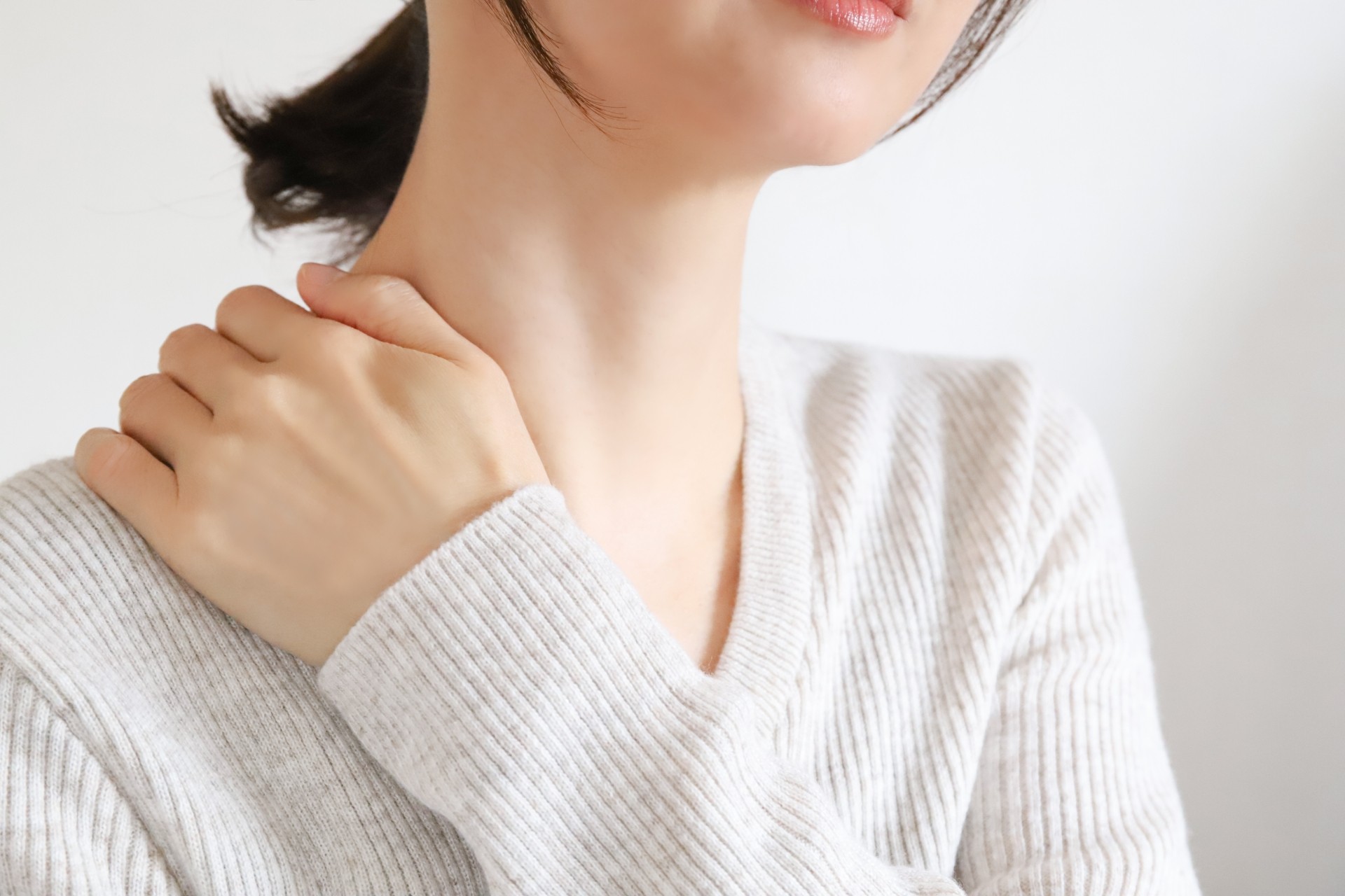 バッグを持つだけで肩がつらい…ピラティスで見直す日常のクセ
