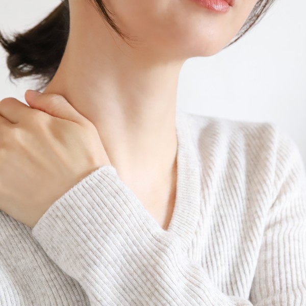 バッグを持つだけで肩がつらい…ピラティスで見直す日常のクセ